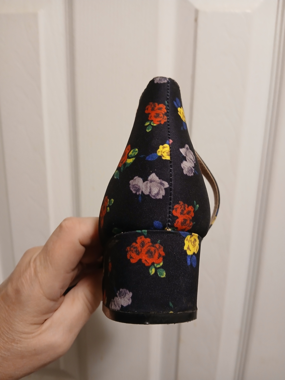 Betsey Johnson Black Floral Pointed-Toe Ankle-Strap Flats Yellow Flower Sz.8M - Picture 6 of 8
